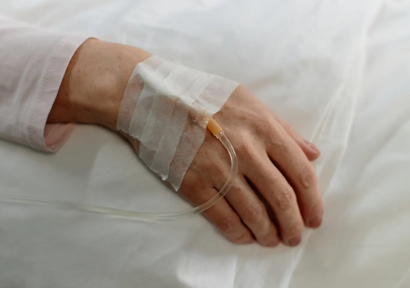 Kroplówki witaminowe Kościan: dłoń z podłączoną kroplówką w spokojnym kadrze