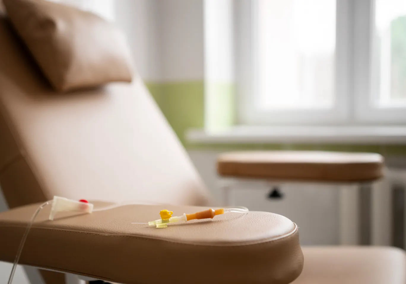 Kroplówki witaminowe Leszno: fotel zabiegowy z przygotowaną linią infuzyjną