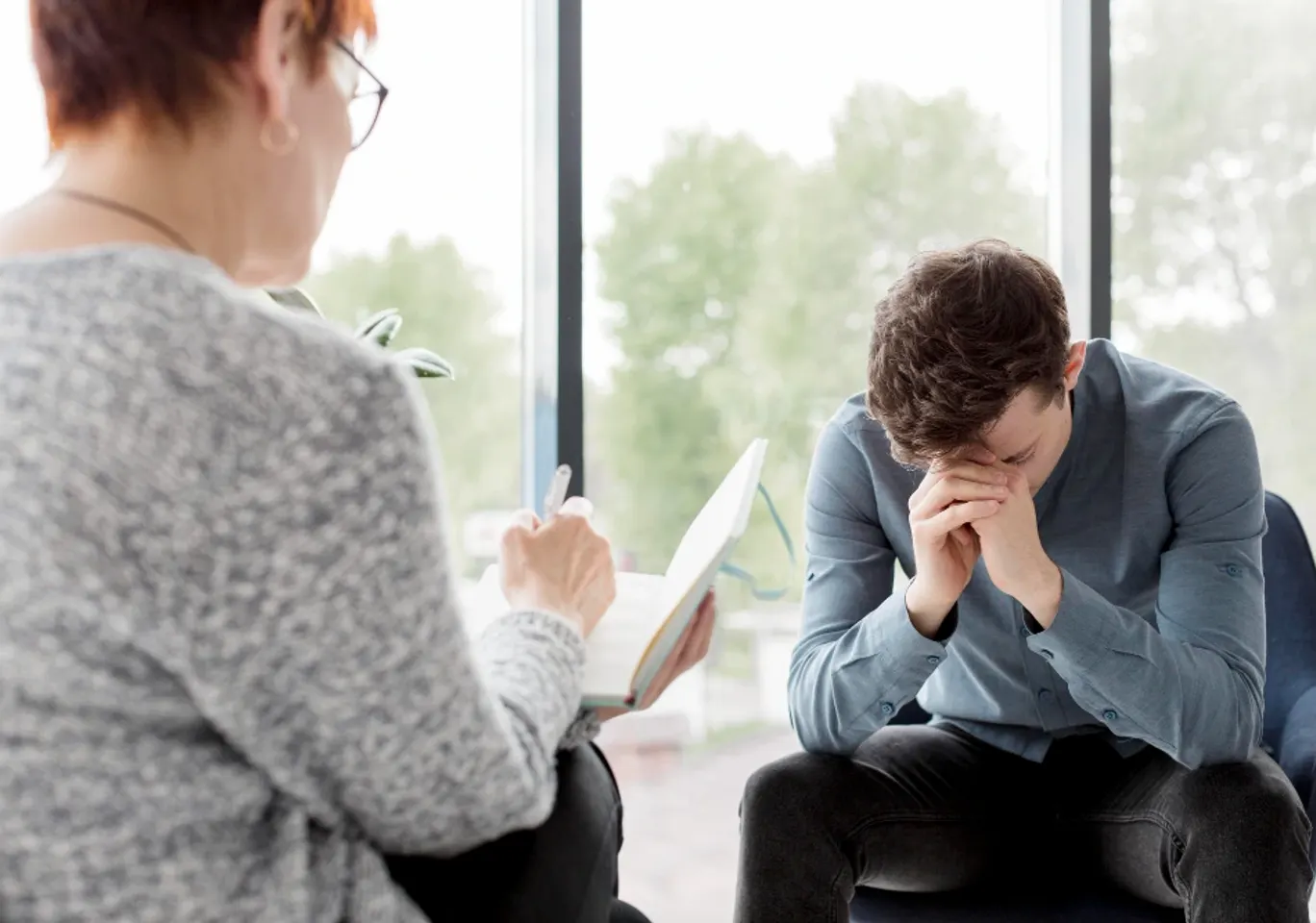 Terapia uzależnień Leszno: konsultacja u terapeuty przy oknie