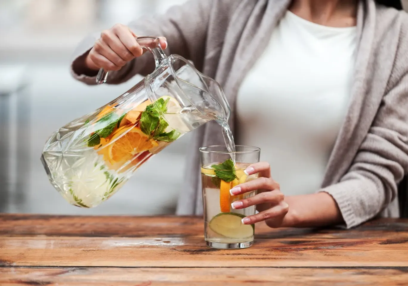 Leczenie alkoholizmu Leszno: napój bezalkoholowy z owocami nalewany do szklanki