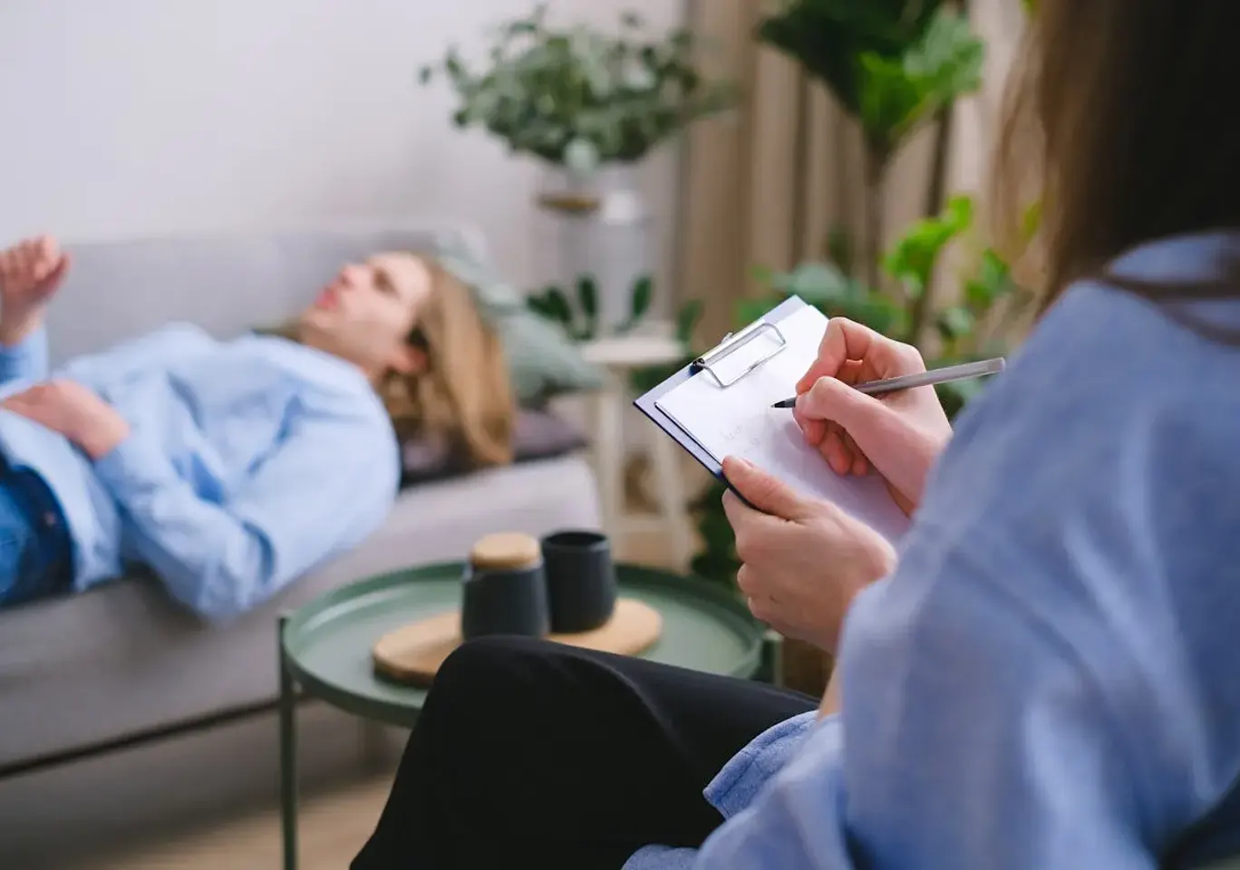 Terapia uzależnień Leszno: sesja terapeutyczna na kozetce