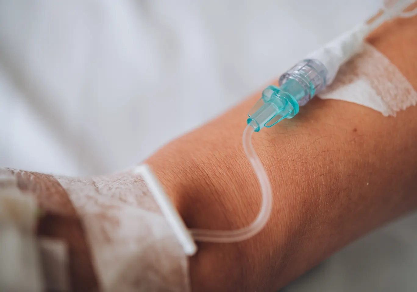 Kroplówki witaminowe Gostyń: wenflon oklejony na przedramieniu podczas wlewu
